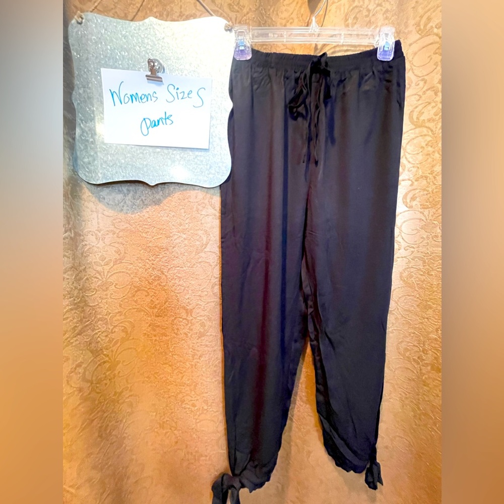 Pants with ties at ankle